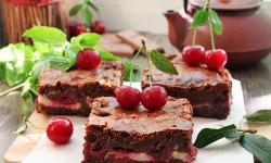 Chocolate brownie with cherries