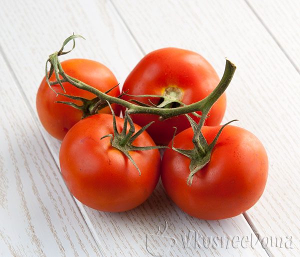 Guruch va brinza bilan to'ldirilgan pomidor